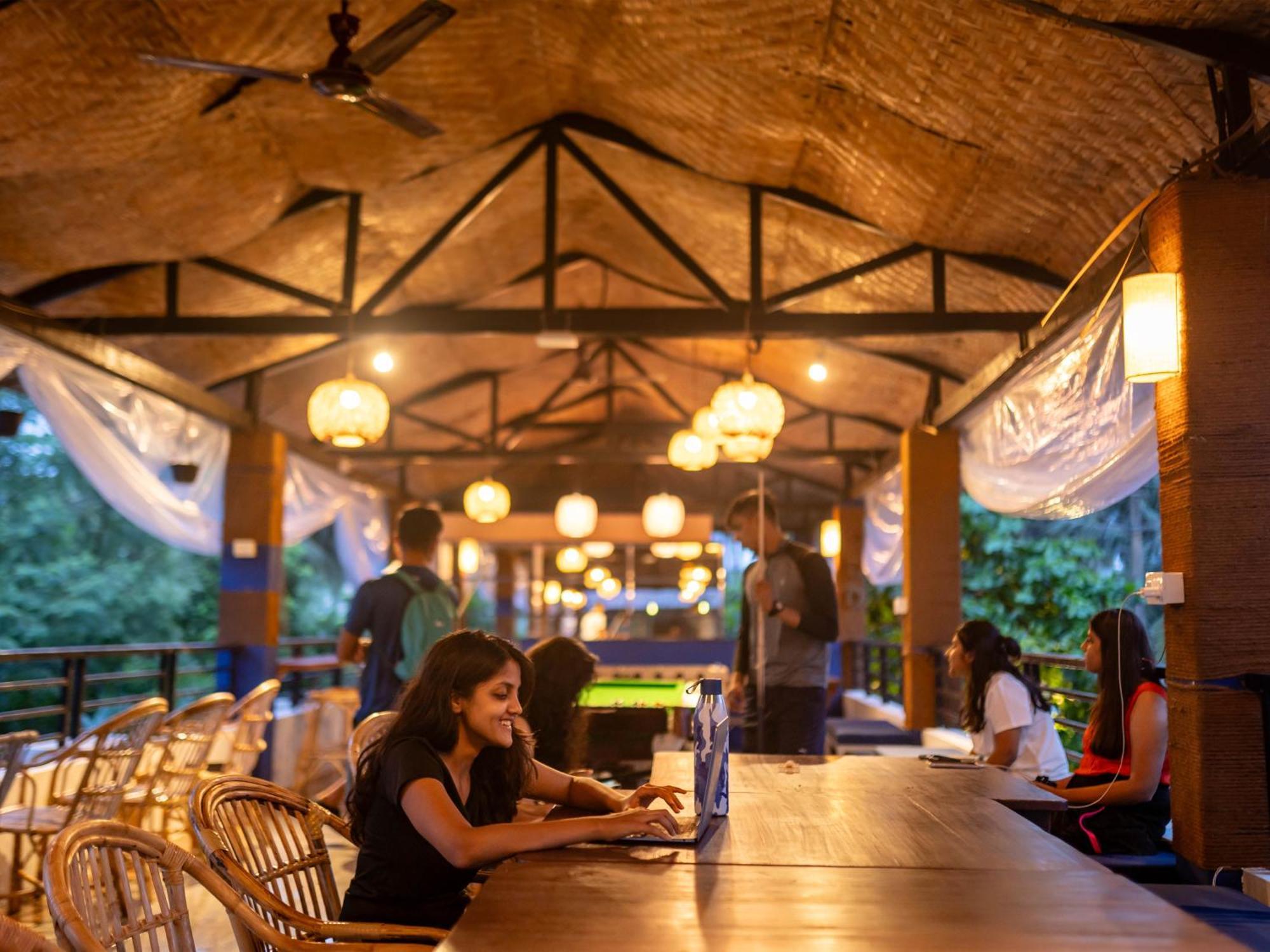 Madpackers Goa Anjuna - Bar Bagian luar foto