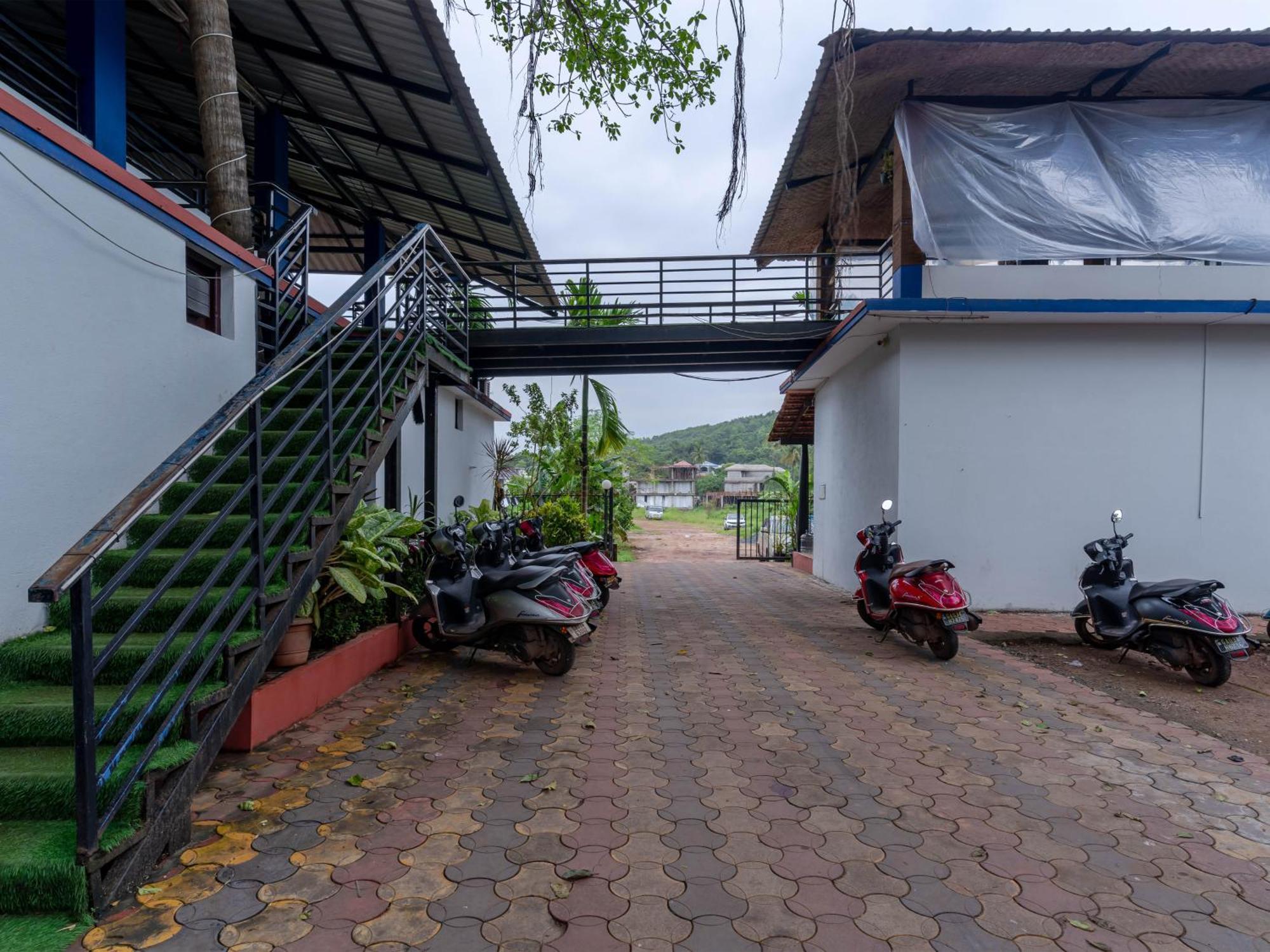 Madpackers Goa Anjuna - Bar Bagian luar foto